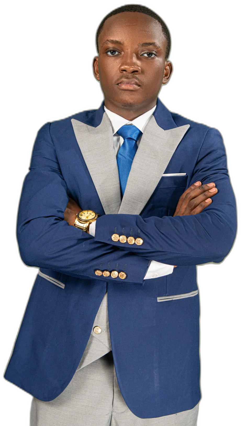 Béni Mbeko, bras croisés, en costume bleu
