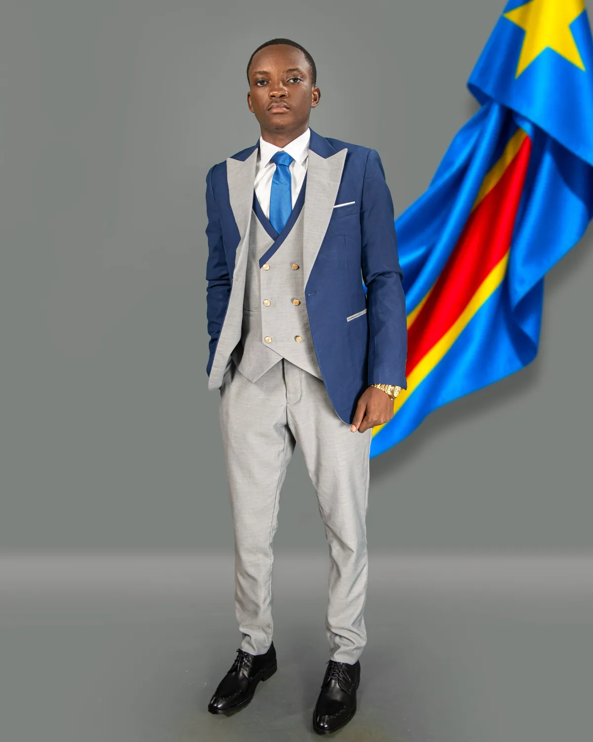 Béni Mbeko devant le drapeau de la RDC